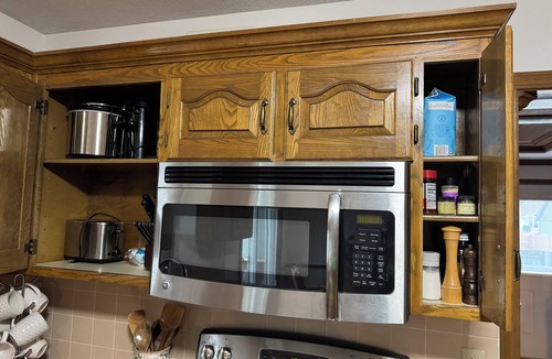 Olathe House | Entire House, Sleeps 8, Near Walking Trail and I-35, Short Drive to Kansas City