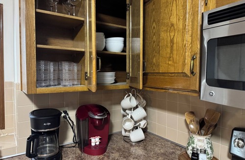 Olathe House | Entire House, Sleeps 8, Near Walking Trail and I-35, Short Drive to Kansas City