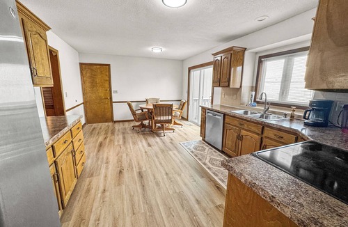 Olathe House | Entire House, Sleeps 8, Near Walking Trail and I-35, Short Drive to Kansas City