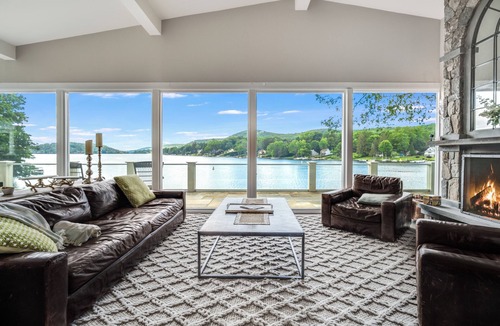 New Fairfield House | Escape to a Luxury Lakehouse Retreat- Chefs Indoor Outdoor Kitchen Hot Tub Steam