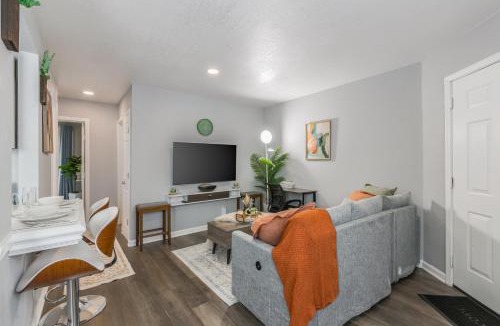 Riverside Apartment | Escape to Bliss Relax in Cozy Style Spacious Suite with Two King Beds