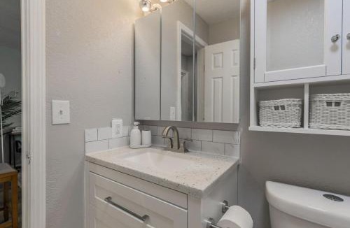 Riverside Apartment | Escape to Bliss Relax in Cozy Style Spacious Suite with Two King Beds