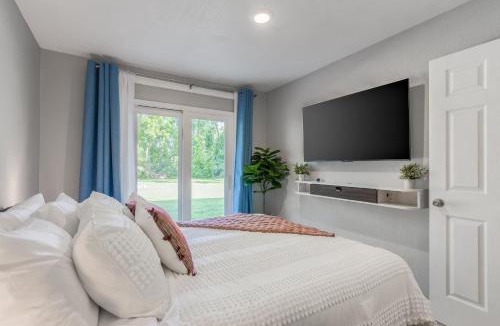 Riverside Apartment | Escape to Bliss Relax in Cozy Style Spacious Suite with Two King Beds