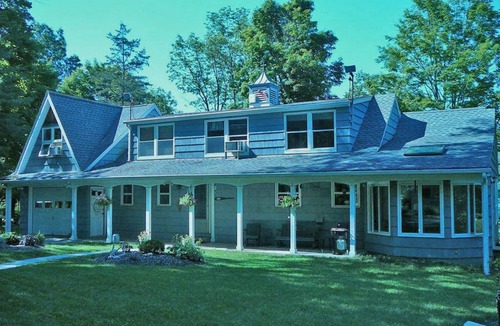Wingdale House | Escape to your private lakeside estate! Family & dog friendly, wildlife viewing!