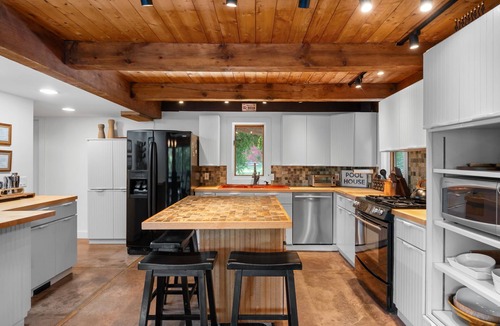 Lagrangeville Cabin | ESKape Manor: Great Views, Hot Tub & Fun Amenities
