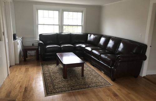 South Amherst House | Etinde House is located ten minutes from Umass, Amherst College, Hampshire mall, Mount Holyoke College and a minute from Hampshire College