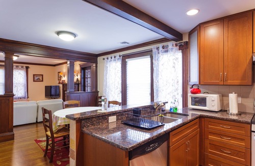 West Roxbury Apartment | European style 3 Bed/2 Bath close to all (20 min to Back Bay/Copley Sq.)