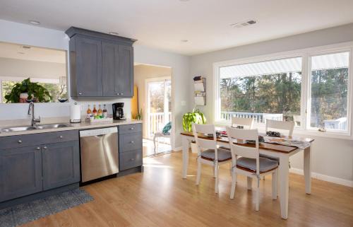 Mystic House | Exceptional Contemporary Retreat with 4 King Beds in Mystic CT