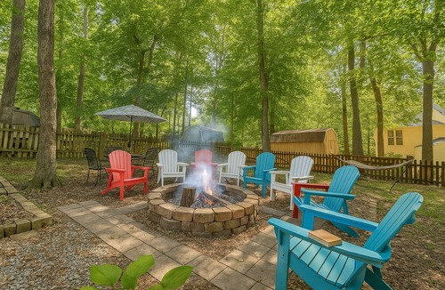 Kernersville House | Exec Suite King Bed Hot Tub Gym Laundry