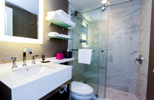 Kalorama Heights Hotel | Experience Premium Comfort Near Dupont Circle in Junior Suite Room w/King Bed