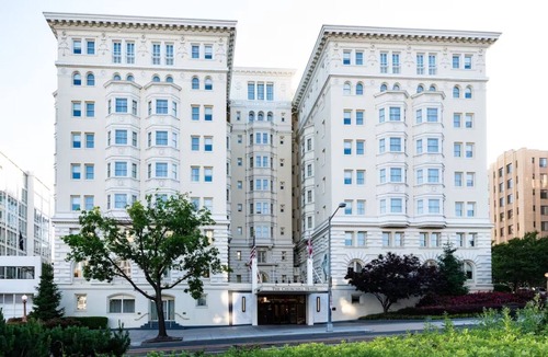 Kalorama Heights Hotel | Experience Premium Comfort Near Dupont Circle in Junior Suite Room w/King Bed