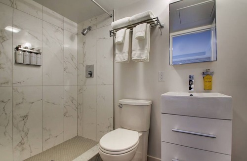 Foggy Bottom Hotel | Experience Vibrant D.C.: Convenient Room Close National Mall