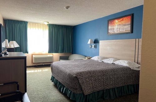 Marysville Hotel | Explore Marysville Country Club & Downtown Easily | King Bed with Sofa Room