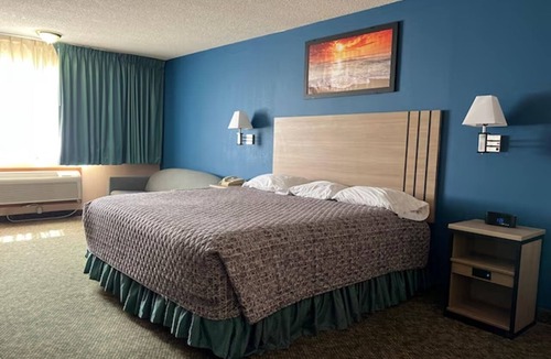 Marysville Hotel | Explore Marysville Country Club & Downtown Easily | King Bed with Sofa Room