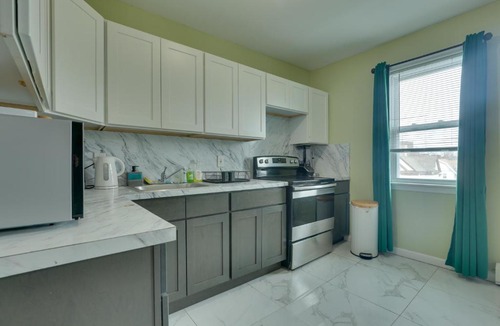 South Side Apartment | Explore NYC, Parks & Beaches! Top-Floor Apt