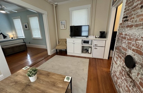 Historic Hill Apartment | Exposed Brick Suite 1 Bed/1 Bath/Pullout Sofa 1 Bedroom Apts