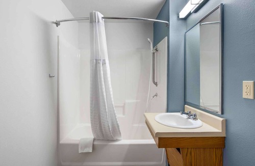 South Kansas City Hotel | Extended Stay America Select Suites - Kansas City - South - I-49