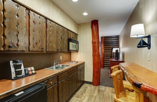 Columbia Hotel | Extended Stay Queen Suite with Kitchenette! Stoney Creek Columbia