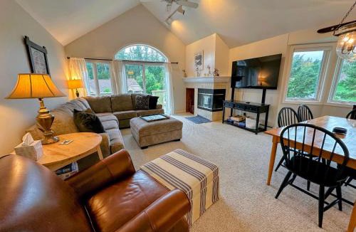 Carroll House | F14 Bretton Woods Condo along golf course short walk from Omni Mount Washington Hotel