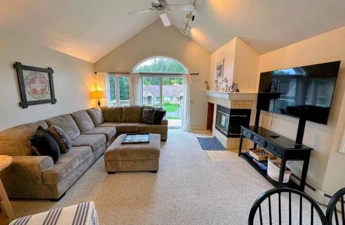 Carroll House | F14 Bretton Woods Condo along golf course short walk from Omni Mount Washington Hotel