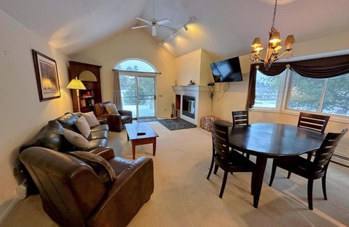 Carroll House | F22 Great location close to Bretton Woods Ski Area, Ice Castles, Mt Washington Hotel