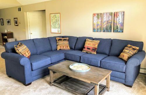 Carroll House | F3 Fairway Village Condo with great mountain views, 8 minute walk from Omni Mount Washington Hotel!