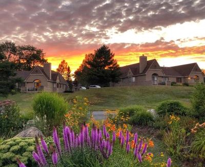 Carroll House | F3 Fairway Village Condo with great mountain views, 8 minute walk from Omni Mount Washington Hotel!