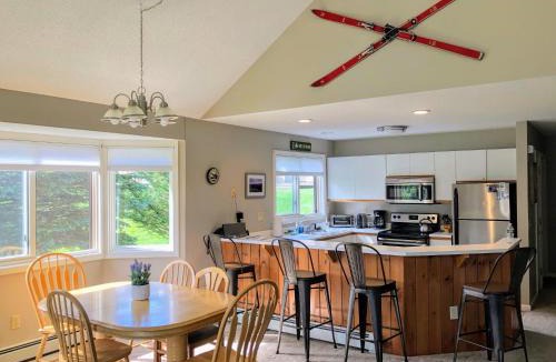 Carroll House | F3 Fairway Village Condo with great mountain views, 8 minute walk from Omni Mount Washington Hotel!