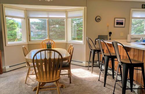 Carroll House | F3 Fairway Village Condo with great mountain views, 8 minute walk from Omni Mount Washington Hotel!