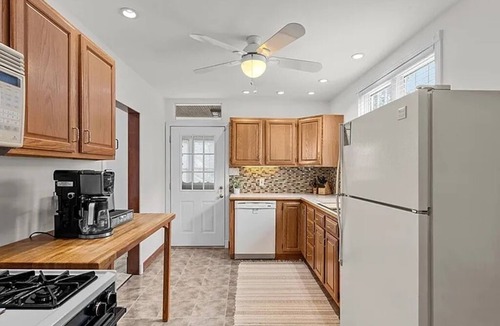 Glenshaw House | Fabulous 2-bedroom, 2-bath house with AC in historic Pittsburgh