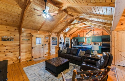 Cub Run Cabin | Fabulous 2-bedroom cabin in charming Cub Run