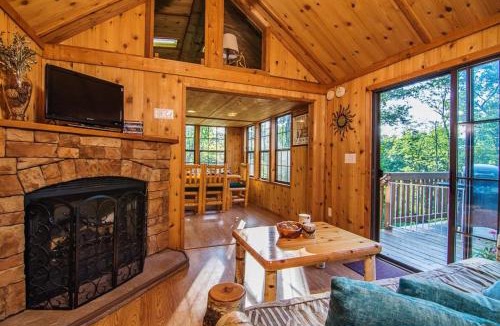 Points House | Family Cabin on 6 Acres w/Lake Access & Hot Tub!