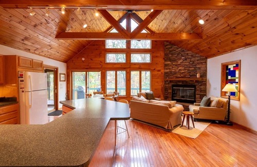 Berkeley Springs House | Family-Friendly Cabin – Games, Fire Pit, & Nature!