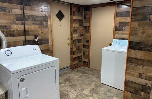 Downtown Baltimore House | family-friendly 2-bedroom home in Baltimore with WiFi, AC, Pool table, Poker