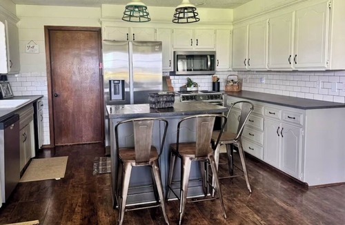 Clinton House | Family friendly Countryside stay! Easy access to Route 66 and I-40