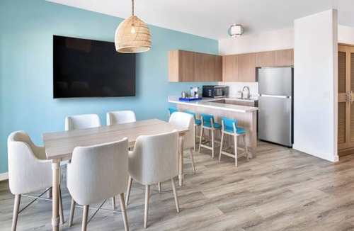 I-435 West KC-KS Hotel | Family-Friendly, Island-Inspired Room Close to Legends Outlets - A Fun Getaway