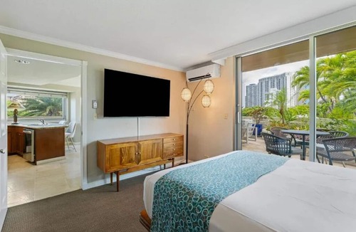 Waikiki Hotel | Family-Friendly Room! Pool View, Full Kitchen! Near Waikiki Attraction!