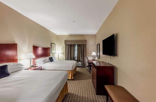 Mineral Wells Hotel | Family-Friendly Suite: 3 Queen Beds, Free Breakfast, Close to Lake Mineral Wells