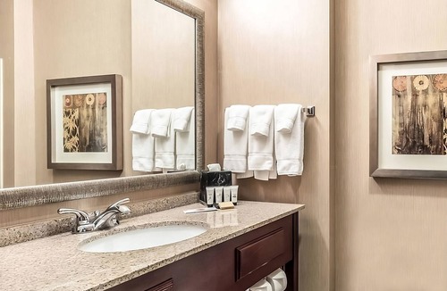 Mineral Wells Hotel | Family-Friendly Suite: 3 Queen Beds, Free Breakfast, Close to Lake Mineral Wells