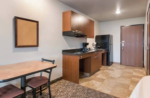 Overland Park Hotel | Family-Friendly Suites Near Overland Park Arboretum and Trails
