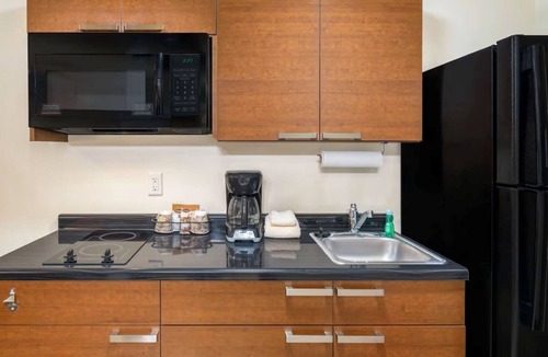 Overland Park Hotel | Family-Friendly Suites Near Overland Park Arboretum and Trails
