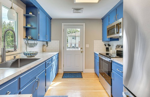 Newport East House | Family Gem w/Spacious Yard: 5 Mi to Second Beach