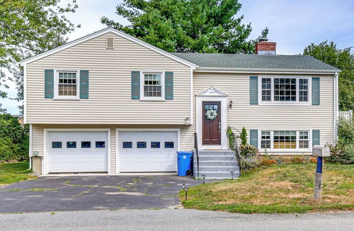 Newport East House | Family Gem w/Spacious Yard: 5 Mi to Second Beach