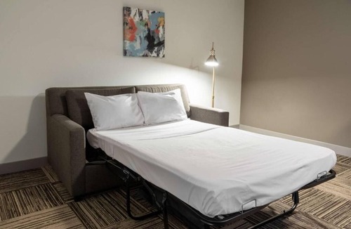 North Little Rock Hotel | Family Getaway: Heated Pool | Near Burns Park (7 mi) & Old Mill Park