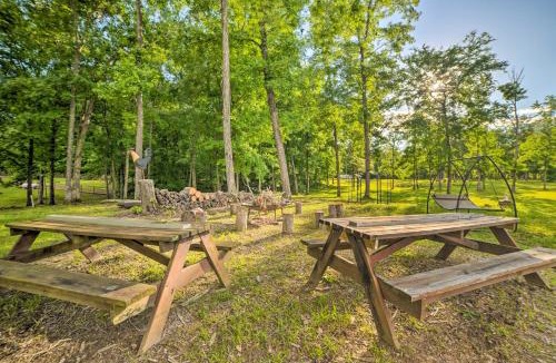 Dover House | Family Leatherwood Resort Cabin w/Fire Pit!