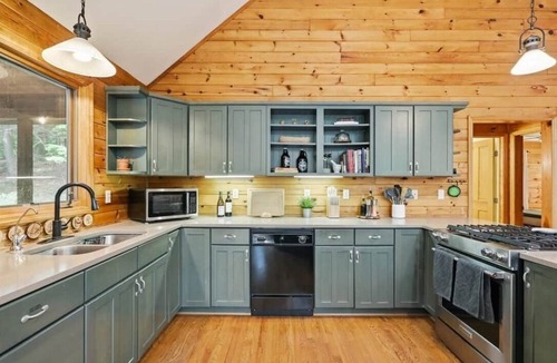 Berkeley Springs Ski Chalet | Family Mountain Escape - Game Room + Speakeasy + Hot Tub + Dog Friendly!