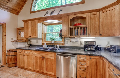 Millville Ski Chalet | Family Reunion Escape: 15 min to Harpers Ferry Downtown