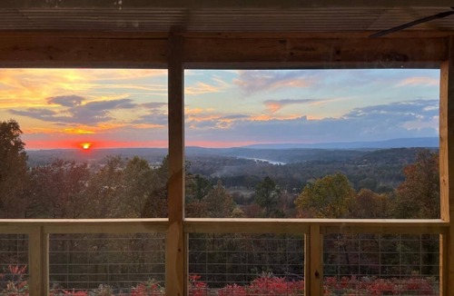 Clarksville Cabin | Family-sized cabin with a breathtaking view and firepit!