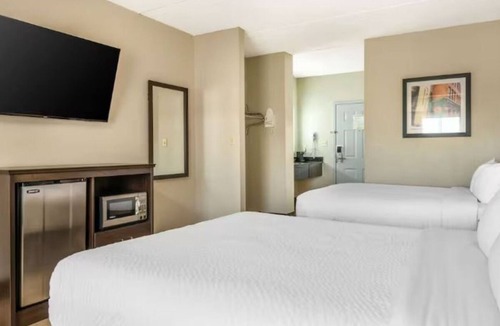 Jeffersontown Hotel | Family Stay near Skyview Park | Free Parking & Breakfast + Indoor Pool Access!