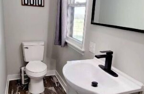 Johnson County House | Farmhome on 80 acres, Fire Pit, Close to UCM, Whiteman AFB, Kansas City, Pets OK